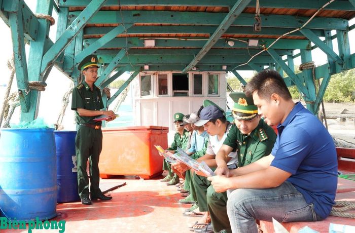 Cán bộ, chiến sĩ Đồn Biên phòng Rạch Gốc tuyên truyền ngư dân hưởng ứng phong trào toàn dân tham gia bảo vệ chủ quyền biên giới biển. Ảnh: Hoàng Tá