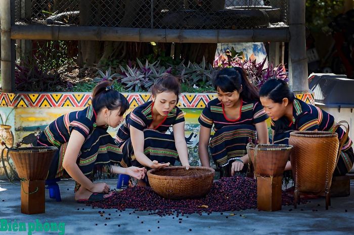Trong xã hội Ê Đê, phụ nữ là trung tâm, con cái sinh ra đều mang họ mẹ. Ảnh: Thủy Lê