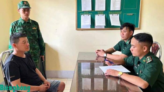 Cơ quan điều tra của Bộ đội biên phòng tỉnh Lào Cai lấy lời khai đối tượng Diêu Tuấn Vũ. Ảnh: Trung Dũng
