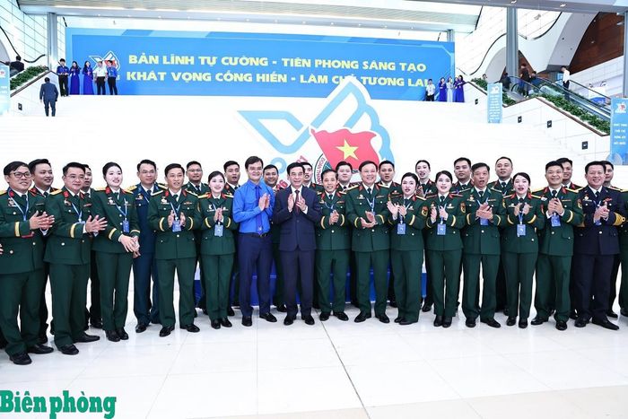 Đại tướng Phan Văn Giang, Ủy viên Bộ Chính trị, Phó Thủ tướng Chính phủ, Phó Bí thư Quân ủy Trung ương, Bộ trưởng Bộ Quốc phòng chụp ảnh lưu niệm cùng các đại biểu Quân đội. Ảnh: Chiến Khu