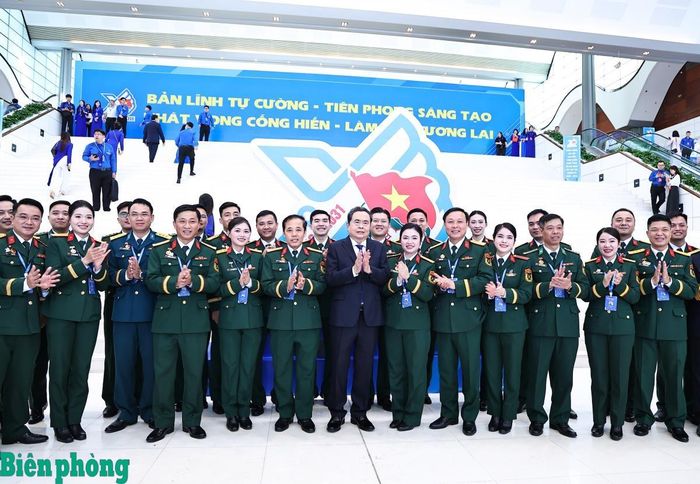 Đồng chí Trần Thanh Mẫn, Ủy viên Bộ Chính trị, Chủ tịch Quốc hội chụp ảnh lưu niệm cùng các đại biểu Quân đội. Ảnh: Ngọc Lâm