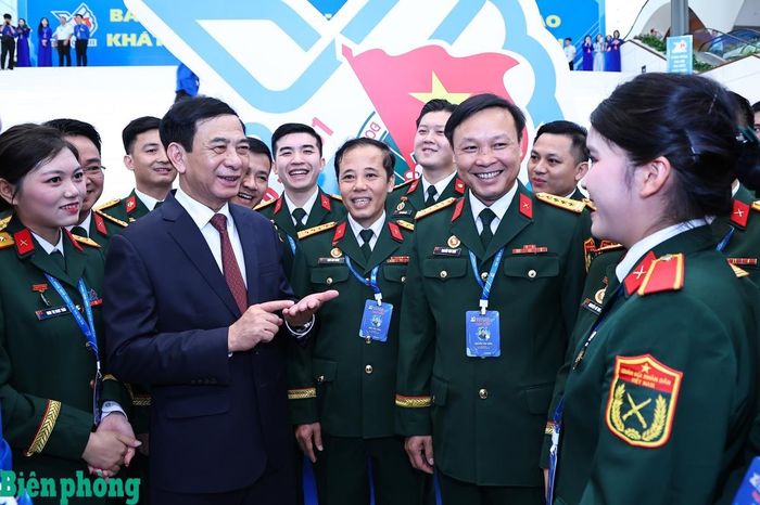 Đại tướng Phan Văn Giang, Ủy viên Bộ Chính trị, Phó Thủ tướng Chính phủ, Phó Bí thư Quân ủy Trung ương, Bộ trưởng Bộ Quốc phòng trao đổi với các đại biểu Quân đội. Ảnh: Chiến Khu