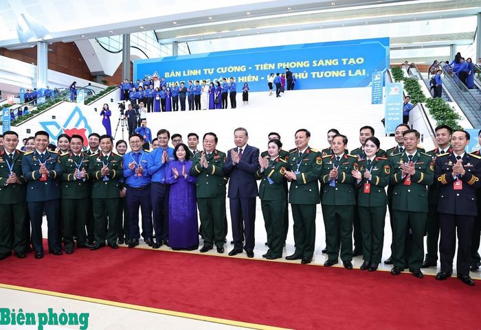 Tổng Bí thư, Chủ tịch nước Tô Lâm chụp ảnh lưu niệm cùng các đại biểu Quân đội. Ảnh: Chiến Khu