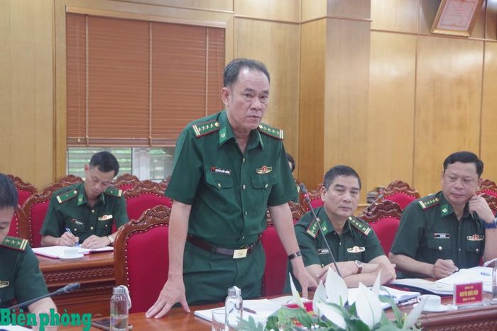 Đại tá Nguyễn Quốc Cường, Phó Chủ nhiệm Chính trị Bộ đội Biên phòng phát biểu tại hội nghị. Ảnh: Thu Minh