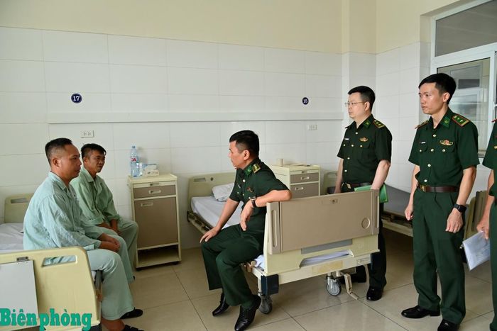 Đại tá Nguyễn Quang Hòa thăm hỏi, động viên Trung tá Bùi Văn Huyên và Trung tá Phạm Văn Dũng. Ảnh: Xuân Hùng
