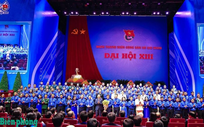Tổng Bí thư, Chủ tịch nước Tô Lâm tặng hoa chúc mừng Ban Chấp hành Trung ương Đoàn khóa XIII, nhiệm kỳ 2026-2031. Ảnh: Chiến Khu