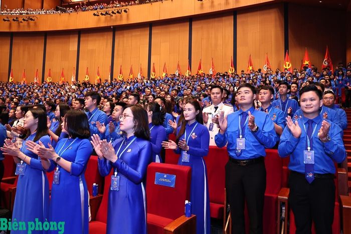 Các đại biểu hòa mình vào không gian nghệ thuật giàu cảm xúc, kết nối truyền thống cách mạng, lý tưởng cống hiến và khát vọng vươn mình của tuổi trẻ Việt Nam trong thời kỳ mới. Ảnh: Chiến Khu