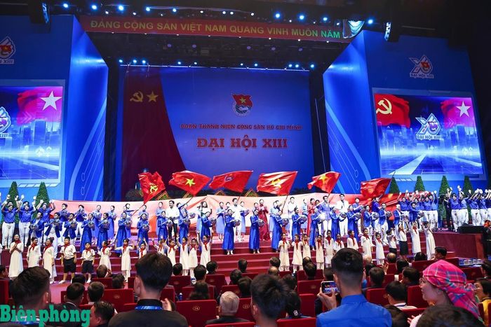 Chương trình nghệ thuật với chủ đề “Áo xanh gọi tương lai” chào mừng Đại hội. Ảnh: Ngọc Lâm