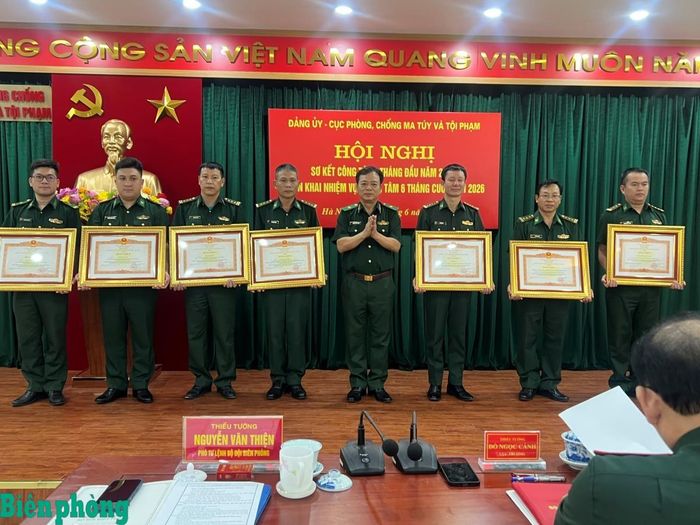 Thừa ủy quyền của Thủ tướng Chính phủ, Thiếu tướng Nguyễn Văn Thiện trao Bằng khen của Thủ tướng Chính phủ tặng các tập thể, cá nhân vì đã lập chiến công xuất sắc đột xuất trong đấu tranh phòng, chống tội phạm ma túy, góp phần giữ vững an ninh chính trị, trật tự an toàn xã hội. Ảnh: Duy Khiêm