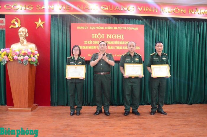 Thừa ủy quyền của thủ trưởng Bộ Tư lệnh Bộ đội Biên phòng, Thiếu tướng Đỗ Ngọc Cảnh trao Bằng khen của Bộ Tư lệnh tặng các tập thể, cá nhân có thành tích trong đấu tranh với tội phạm mua bán người và thành tích xuất sắc, tiêu biểu trong đợt thi đua cao điểm chào mừng bầu cử đại biểu Quốc hội khóa XVI và bầu cử Hội đồng nhân dân các cấp nhiệm kỳ 2026-2031; chào mừng 136 năm Ngày sinh Chủ tịch Hồ Chí Minh (19/5/1890-19/5/2026). Ảnh: Duy Khiêm