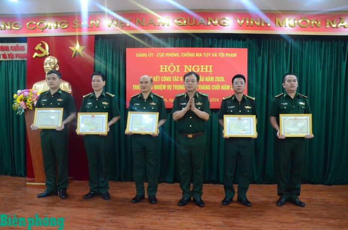 Thừa ủy quyền của Bộ trưởng Bộ Quốc phòng, Thiếu tướng Nguyễn Văn Thiện trao Bằng khen của Bộ Quốc phòng tặng các tập thể và cá nhân đã có thành tích xuất sắc trong công tác từ năm 2024 đến năm 2025; Bằng khen của Ban Chỉ đạo 389 quốc gia về phòng chống buôn lậu, gian lận thương mại cho các tập thể, cá nhân có thành tích xuất sắc trong công tác đấu tranh chống buôn lậu, gian lận thương mại và hàng giả năm 2025. Ảnh: Duy Khiêm