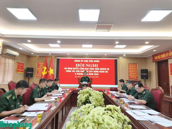 Đại tá Phùng Đức Hưng chủ trì Hội nghị ra nghị quyết lãnh đạo thực hiện nhiệm vụ công tác cửa khẩu và xây dựng Đảng bộ 6 tháng cuối năm 2026. Ảnh: Văn Hà