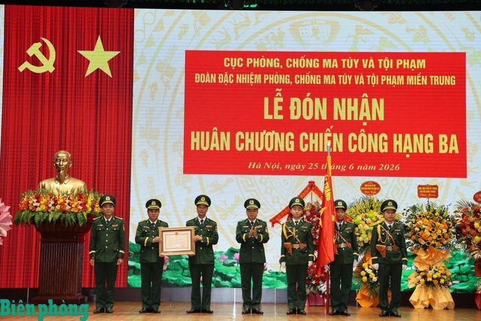 Thừa ủy quyền của Chủ tịch nước, Thiếu tướng Nguyễn Văn Thiện, Phó Tư lệnh Bộ đội Biên phòng trao Huân chương Chiến công hạng Ba cho Đoàn Đặc nhiệm Phòng chống ma túy và tội phạm miền Trung. Ảnh: Xuân Khoa