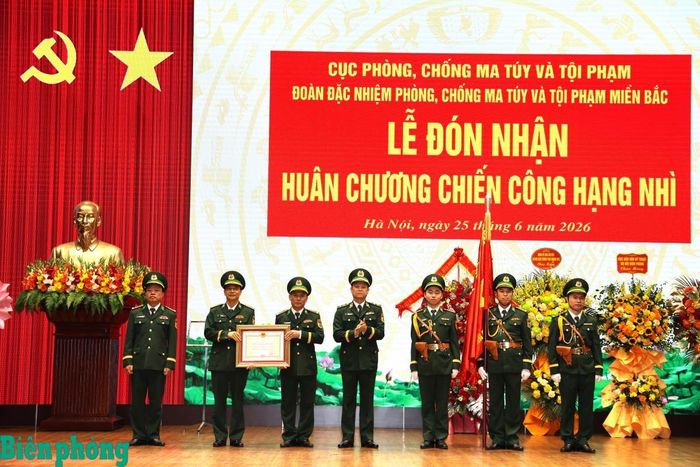 Thừa ủy quyền của Chủ tịch nước, Trung tướng Nguyễn Anh Tuấn, Bí thư Đảng ủy, Chính ủy Bộ đội Biên phòng trao Huân chương Chiến công hạng Nhì cho Đoàn Đặc nhiệm Phòng chống ma túy và tội phạm miền Bắc. Ảnh: Xuân Khoa