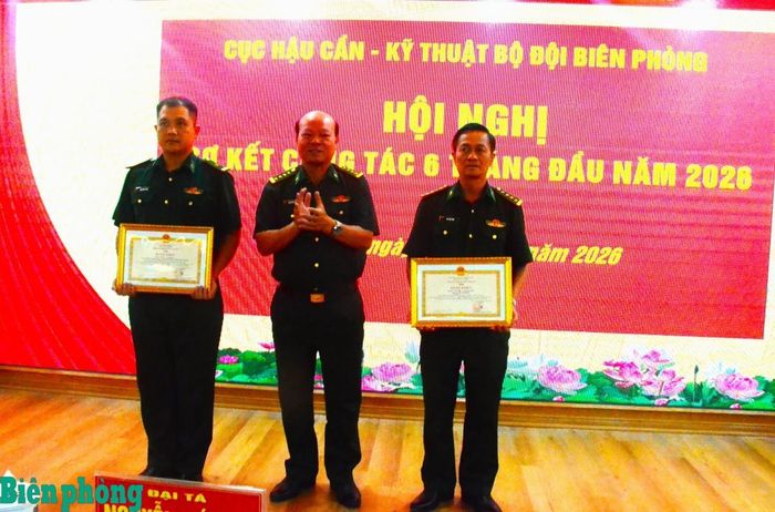 Đại tá Nguyễn Đức Sỹ trao Bằng khen cho 1 tập thể, 1 cá nhân vì đã có thành tích xuất sắc, tiêu biểu trong đợt thi đua cao điểm chào mừng bầu cử đại biểu Quốc hội khóa XVI và bầu cử Hội đồng nhân dân các cấp nhiệm kỳ 2026-2031, chào mừng kỷ niệm 136 năm Ngày sinh Chủ tịch Hồ Chí Minh (19/5/1890-19/5/2026). Ảnh: Duy Khiêm