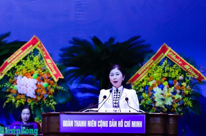 Đại diện Đoàn Chủ tịch trình bày báo cáo kiểm điểm của Ban Chấp hành Trung ương Đoàn khóa XII. Ảnh: Chiến Khu