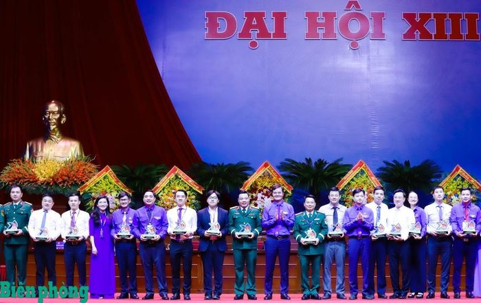 Các đồng chí trong Ban Bí thư Trung ương Đoàn khóa XIII tặng quà, tri ân các đồng chí Ủy viên Ban Chấp hành Trung ương Đoàn khóa XII. Ảnh: Chiến Khu