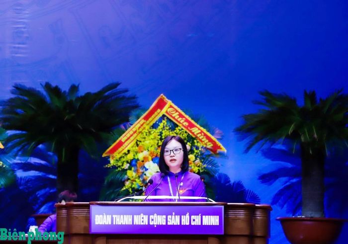 Đồng chí Vũ Thị Tuyết Mai, Ủy viên Ban Chấp hành Trung ương Đoàn khóa XIII, Phó Trưởng Ban Công tác Đoàn thông qua Nghị quyết Đại hội Đoàn toàn quốc lần thứ XIII. Ảnh: Ngọc Lâm