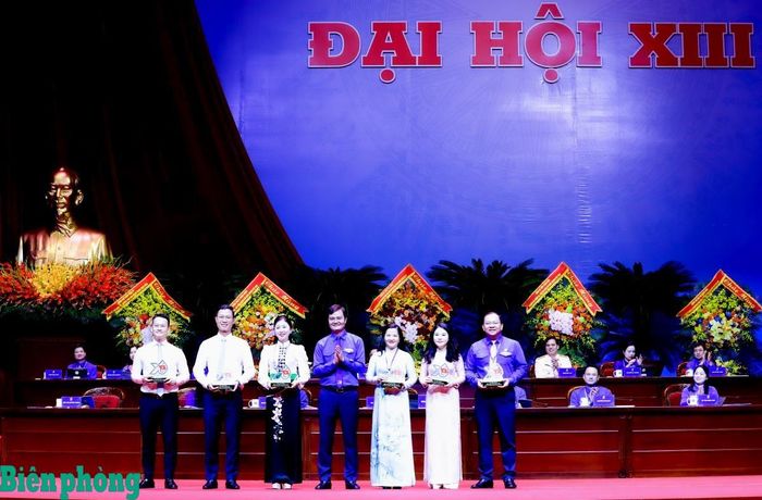 Đồng chí Bùi Quang Huy tặng quà, tri ân các đồng chí trong Ban Thường vụ Trung ương Đoàn khóa XII. Ảnh: Ngọc Lâm