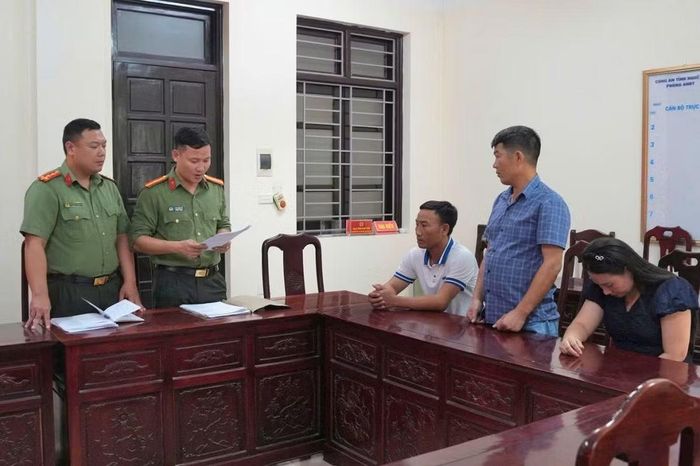 Cơ quan An ninh điều tra Công an Nghệ An đọc lệnh khởi tố bị can đối với Lưu Văn Phong, Đặng Văn Thư và Nguyễn Thị Phúc.