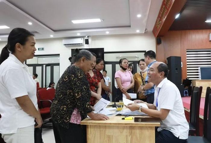 Chủ tịch UBND phường Định Công Nguyễn Tuấn Anh tiếp thu ý kiến của người dân tại hội nghị