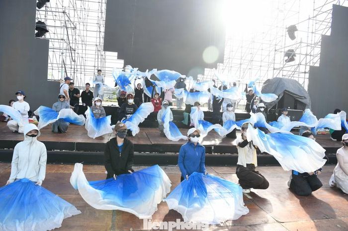 Biên đạo Xuân Phương cho biết hàng trăm người đều nỗ lực tập luyện với quyết tâm cao, mong gửi đến khán giả những tiết mục có chất lượng nghệ thuật.