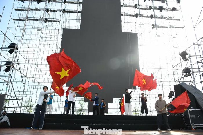 Đằng sau sân khấu hoành tráng và những khoảnh khắc bùng nổ là sự nỗ lực không ngừng nghỉ của hàng trăm diễn viên, vũ công, học sinh, sinh viên và ê-kíp thực hiện chương trình. Dù thời tiết nắng nóng kéo dài, tất cả vẫn miệt mài tập luyện từ chiều đến tối với mong muốn mang đến cho khán giả một đêm nhạc đáng nhớ.