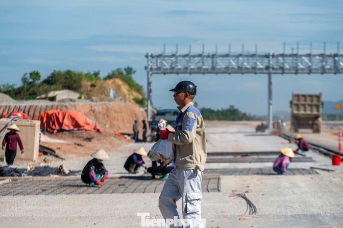 Nhiều người phải di dời vào các vị trí bóng râm, luân phiên nghỉ ngơi để tránh bị sốc nhiệt.