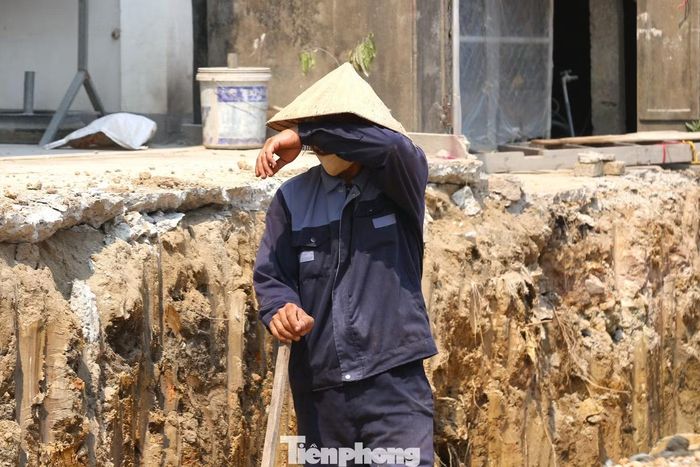 Không chỉ các thợ xây dựng dân dụng, công nhân trên các công trình giao thông cũng đang phải căng mình chống chọi với thời tiết khắc nghiệt. Tại dự án cải tạo Quốc lộ 46 đoạn Vinh - Nam Đàn có tổng mức đầu tư hơn 500 tỷ đồng, công nhân tranh thủ thi công từ sáng sớm, tránh thời điểm nắng gắt nhất trong ngày.