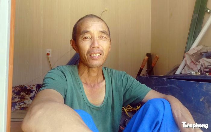 Anh Thìn vừa trở về lán sau ca làm việc dưới nắng nóng gay gắt.