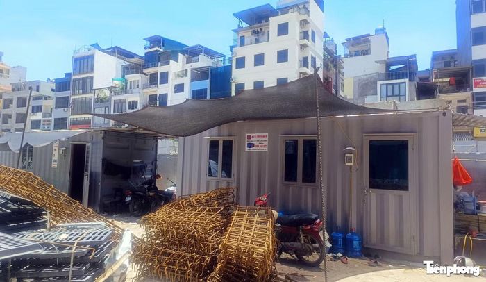 Lán công nhân làm đường Vành đai 1 giữa khu đất không một bóng cây.