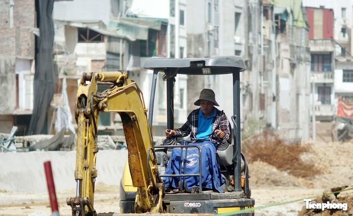 Nam công nhân cho biết, ngồi trên máy xúc rất nóng. "Tôi mặc 2 lớp áo, một chiếc khác che chân để nắng không chiếu vào. Dù mới 9h sáng nhưng nắng rất gắt" - anh nói.