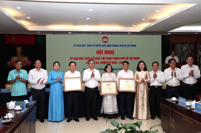 Lãnh đạo Ủy ban MTTQ Việt Nam TPHCM trao Bằng khen của Ủy ban Trung ương MTTQ Việt Nam cho các cá nhân có đóng góp tiêu biểu cho công tác Mặt trận thời gian qua. Ảnh: Ngô Tùng