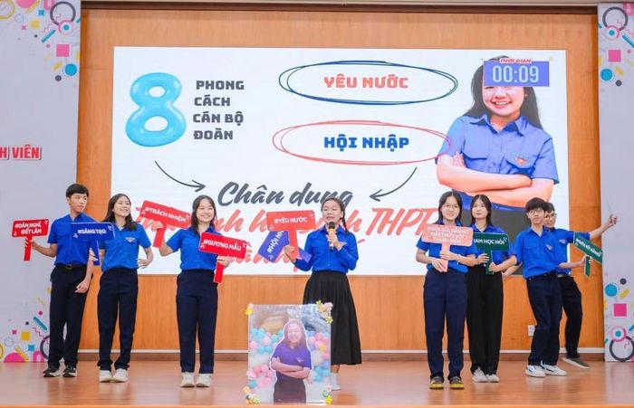 Huyền Thư và các bạn trong Hội thi “Đi tìm thủ lĩnh học sinh THPT” năm học 2024 - 2025