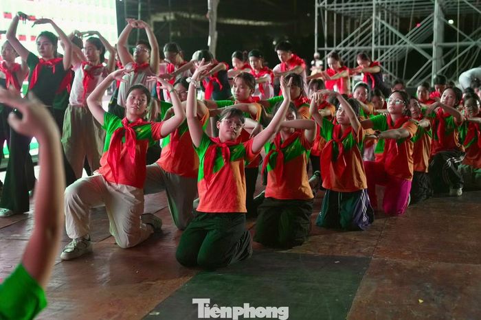 Hàng trăm em nhỏ tham gia vào tiết mục đồng diễn, chung sân khấu với những nghệ sĩ nổi tiếng như Hòa Minzy, Đông Hùng, Trần Ngọc Ánh, Ali Thục Phương.