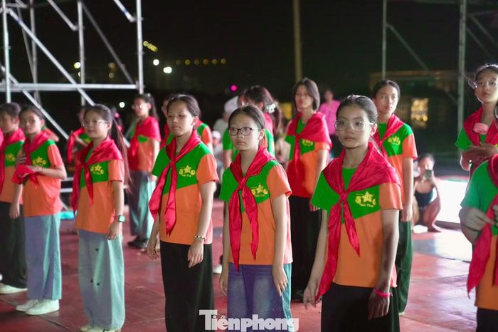 Những tài năng nhí của Câu lạc bộ Sao tuổi thơ tập luyện trên sân khấu concert Thanh xuân.