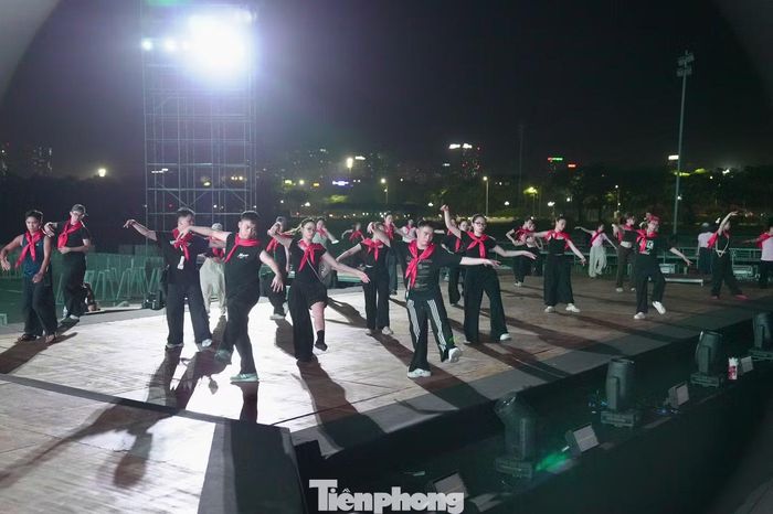 Thanh xuân hôm nay không chỉ là những bước chân tình nguyện, những công trình sáng tạo hay những đóng góp cho cộng đồng. Đó còn là khát vọng vươn lên, khát vọng cống hiến và khát vọng được chung tay cùng các thế hệ người Việt Nam kiến tạo một tương lai tươi sáng cho Tổ quốc - một Việt Nam hùng cường, thịnh vượng và hạnh phúc. Tinh thần ấy được thể hiện rõ nét qua từng tiết mục.