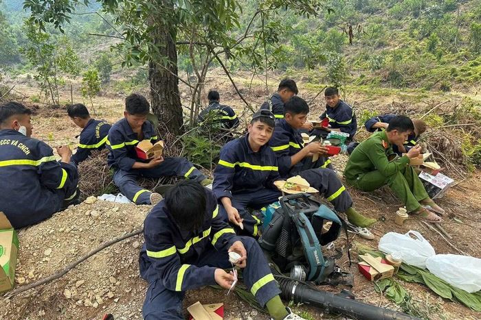 Bữa trưa giản dị của người lính sau nhiều giờ chiến đấu với "giặc lửa".