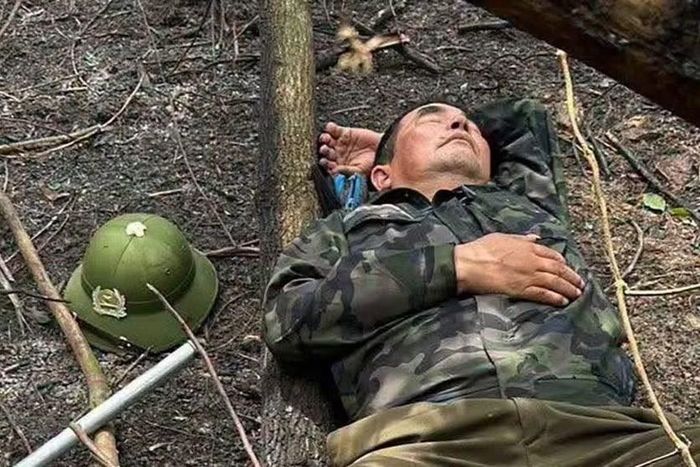 Hình ảnh ông Hùng kiệt sức nằm ngủ giữa đống tro tàn sau gần 2 ngày chữa cháy rừng gây xúc động.