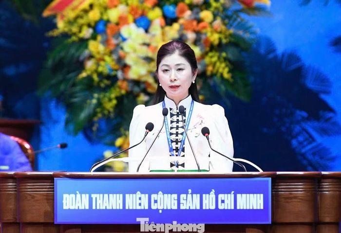 Chị Cầm Thị Huyền Trang - Bí thư Tỉnh Đoàn Sơn La trình bày báo cáo tổng hợp ý kiến thảo luận tại các tổ về báo cáo kiểm điểm của Ban Chấp hành T.Ư Đoàn khóa XII.