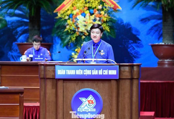 Anh Trần Ngọc Nam - Ủy viên Ban Thường vụ T.Ư Đoàn, Bí thư Tỉnh Đoàn Ninh Bình trình bày báo cáo tổng hợp kết quả thảo luận tại các diễn đàn. Ảnh: Như Ý