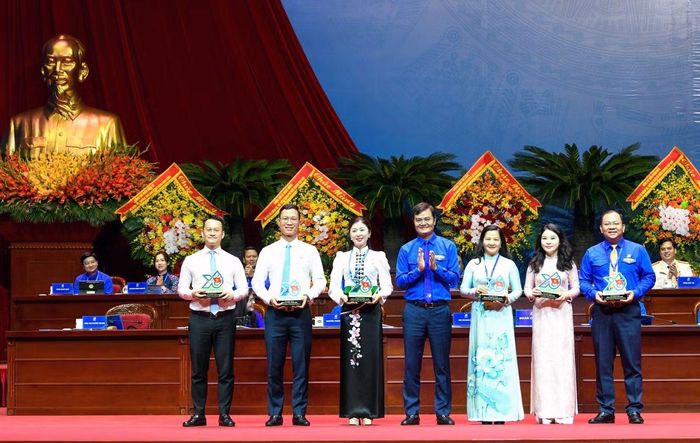 Anh Bùi Quang Huy - Bí thư thứ nhất T.Ư Đoàn tặng quà chia tay các anh, chị thôi tham gia Ban Thường vụ T.Ư Đoàn.