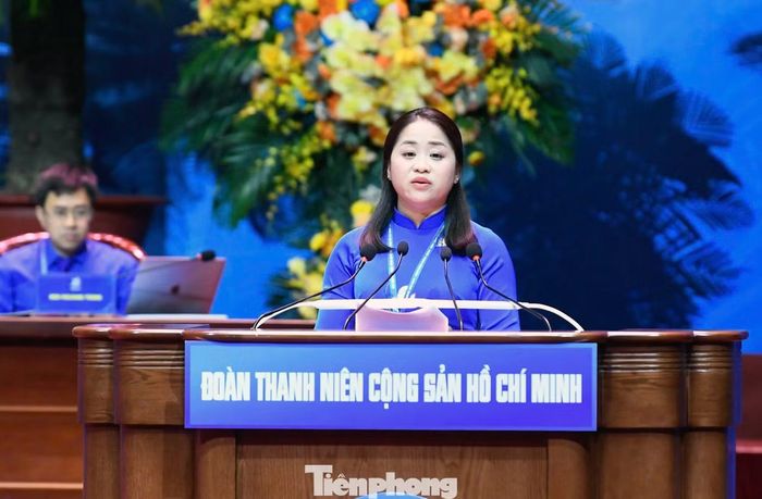 Chị Lư Thị Ngọc Anh - Ủy viên Ban Thường vụ Trung ương Đoàn khóa XIII, Bí thư Thành Đoàn Cần Thơ trình bày báo cáo tại Đại hội.