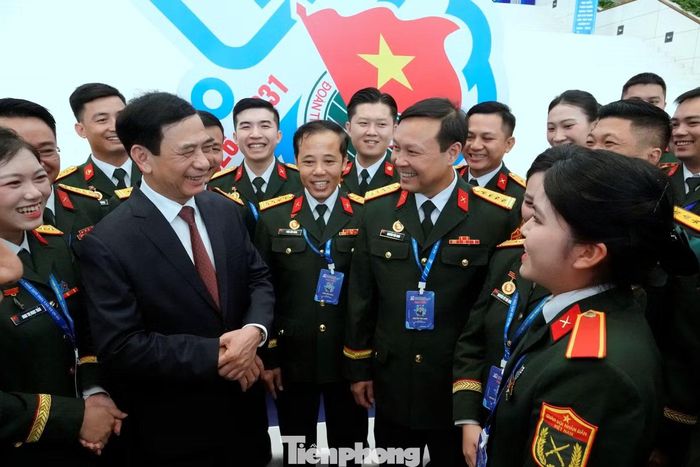 Phó Thủ tướng, Bộ trưởng Bộ Quốc phòng Phan Văn Giang trò chuyện với các đại biểu Quân đội tham gia Đại hội Đoàn toàn quốc lần thứ XIII.
