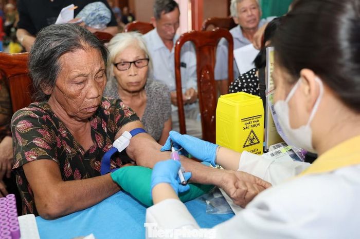 Mỗi mẫu ADN được thu nhận hôm nay không chỉ góp phần xây dựng ngân hàng gen phục vụ xác định danh tính liệt sĩ, mà còn là hành trình tri ân sâu sắc, giúp nhiều gia đình có thêm cơ hội thực hiện ước nguyện đưa người thân trở về với quê hương sau nhiều năm xa cách.
