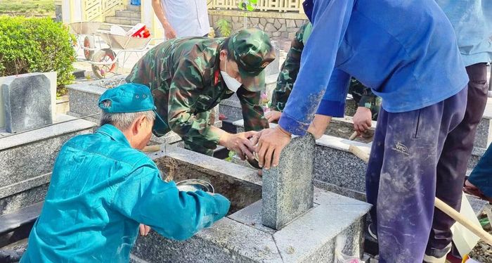 Tiến hành khai quật phục vụ công tác lấy mẫu sinh phẩm.