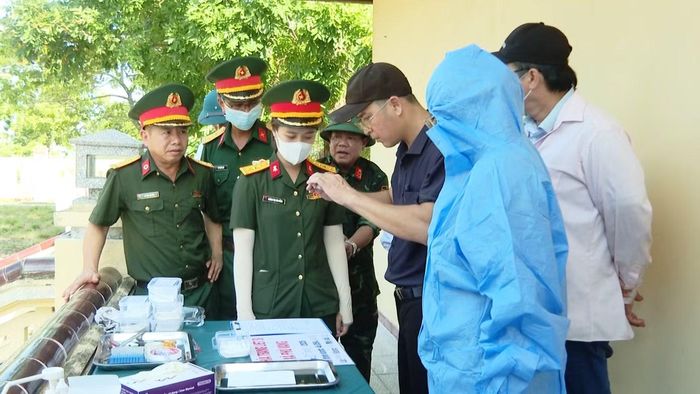 Tổ công tác thực hiện quy trình lấy mẫu sinh phẩm hài cốt liệt sĩ phục vụ giám định ADN tại Nghĩa trang Liệt sĩ Phú Vang.