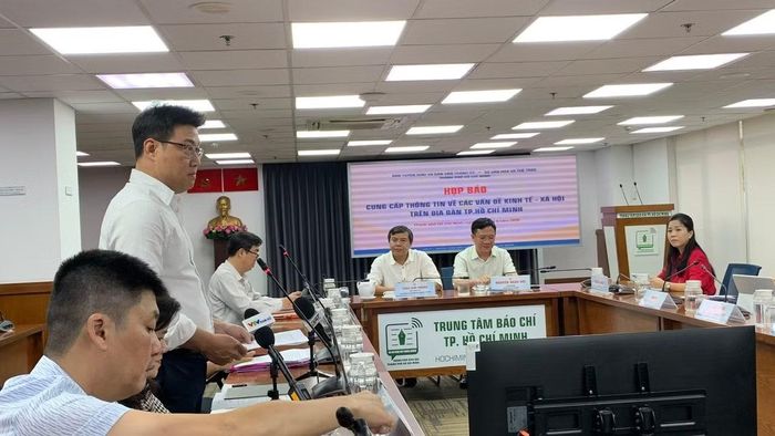 Ông Lê Thanh Tuấn, Trưởng Phòng Kinh tế, Hạ tầng và Đô thị UBND phường Bến Thành thông tin tại buổi họp báo