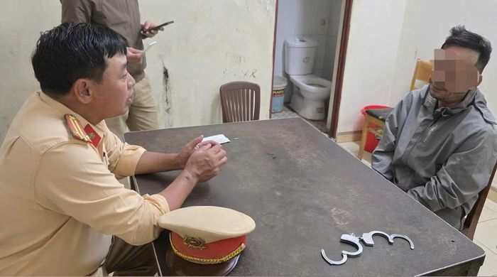 Lực lượng cảnh sát giao thông làm việc với T.