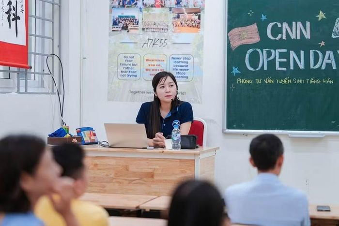 Trường THPT Chuyên Ngoại ngữ tổ chức tư vấn tuyển sinh cho phụ huynh.